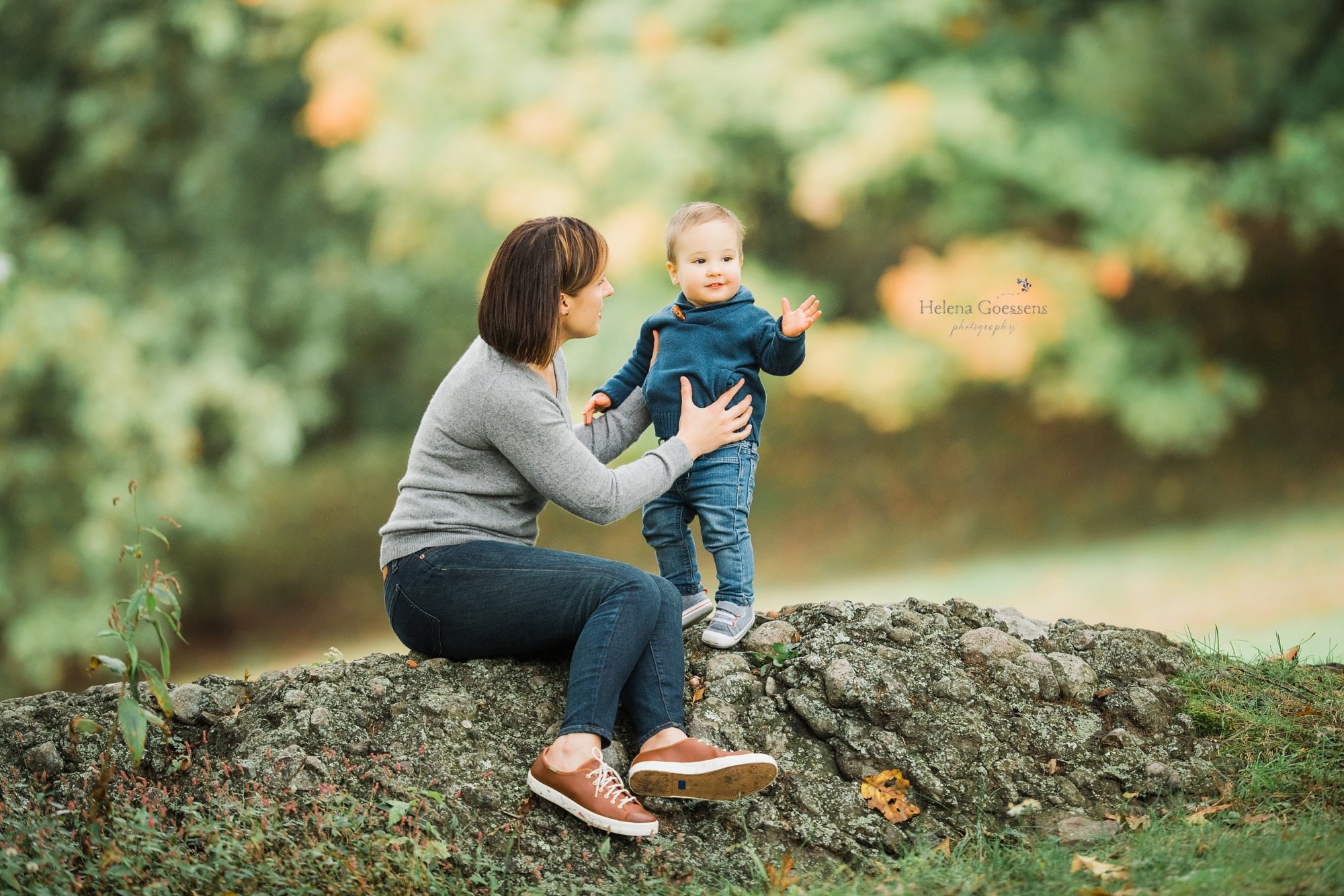 mother and son play in park during family pictures with Helena Goessens