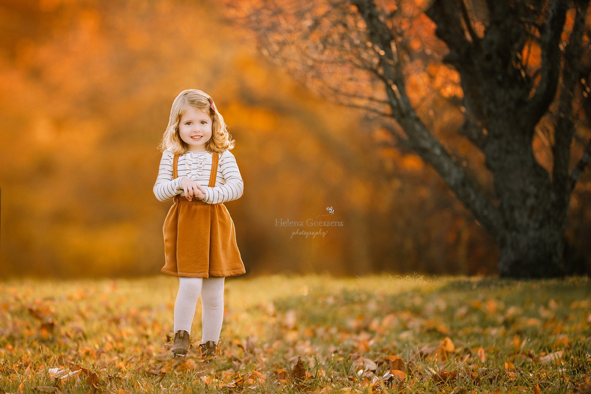 little girl poses during family portraits with Helena Goessens Photography