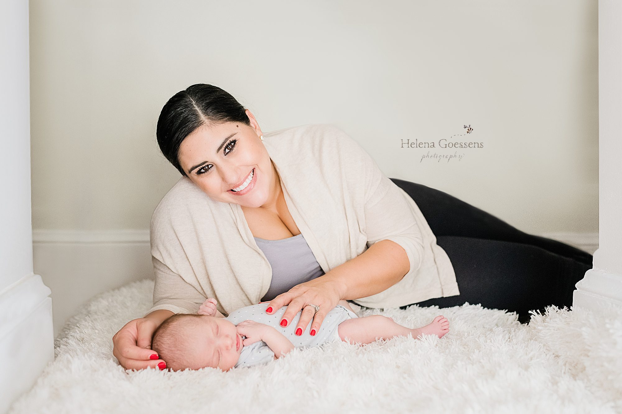 mom and baby cuddle during lifestyle session with Helena Goessens