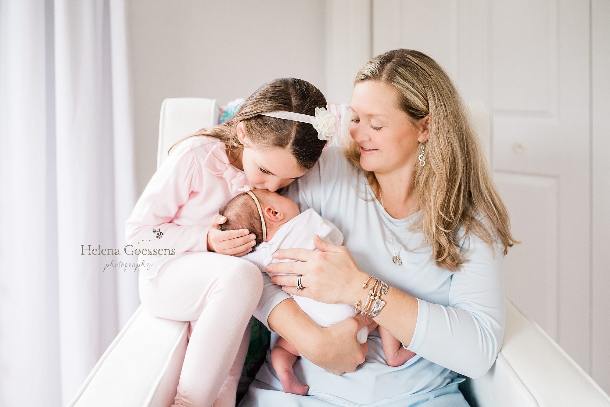 mom with daughters during in home lifestyle session photographed by Helena Goessens Photography