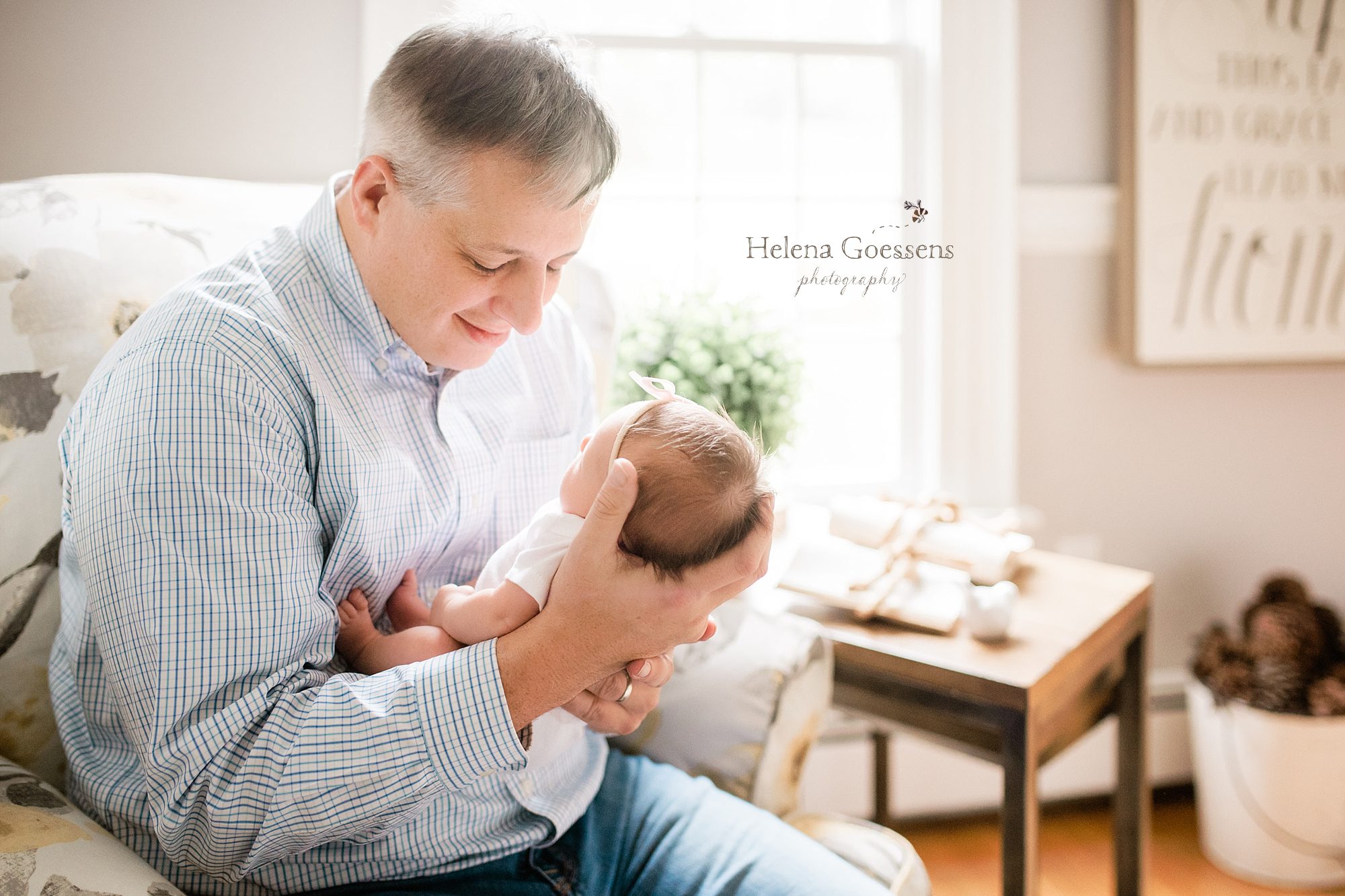 dad and baby girl during newborn in home lifestyle session with Helena Goessens Photography