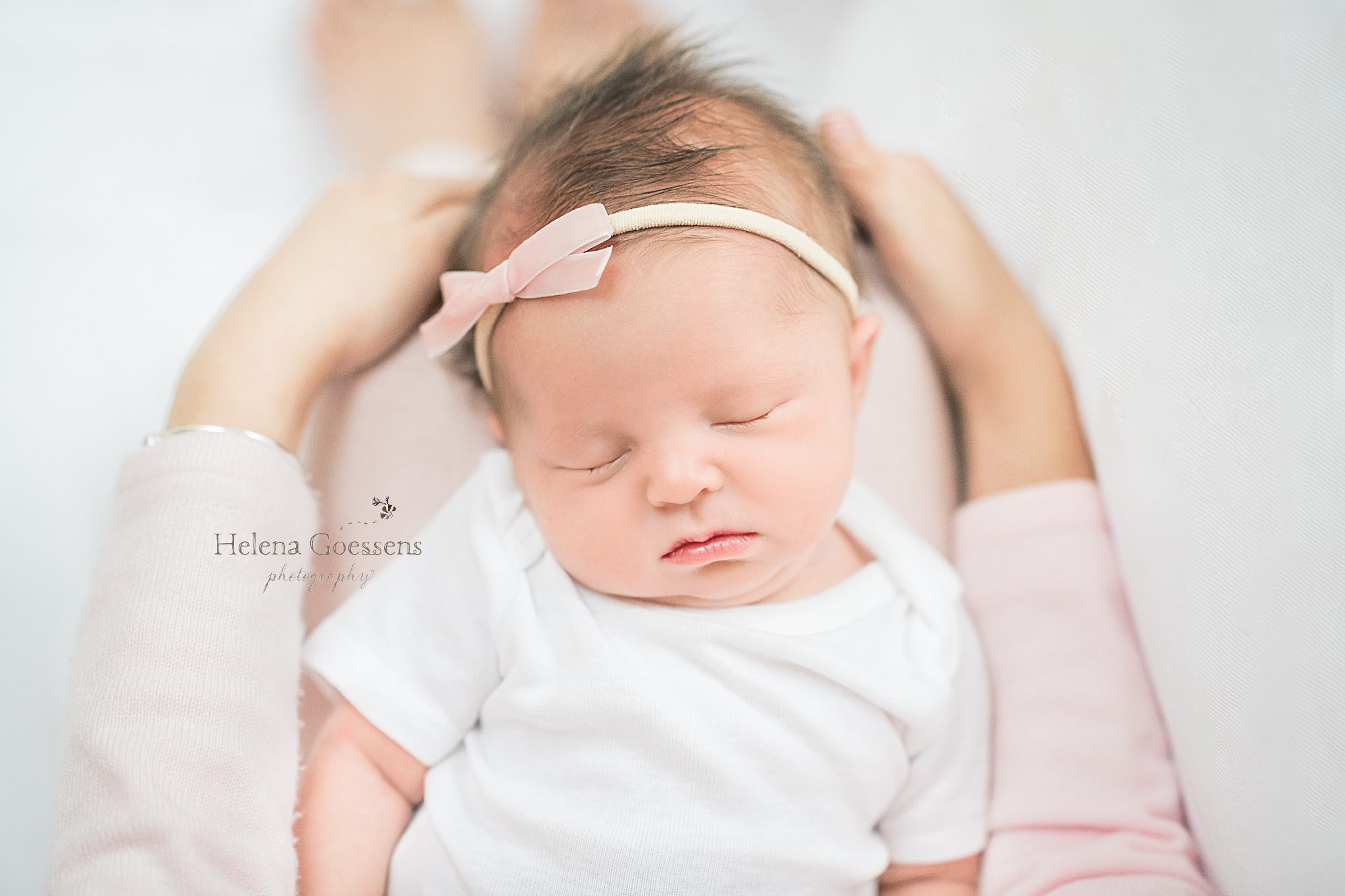 baby girl sleeps during in home lifestyle newborn session with Helena Goessens Photography