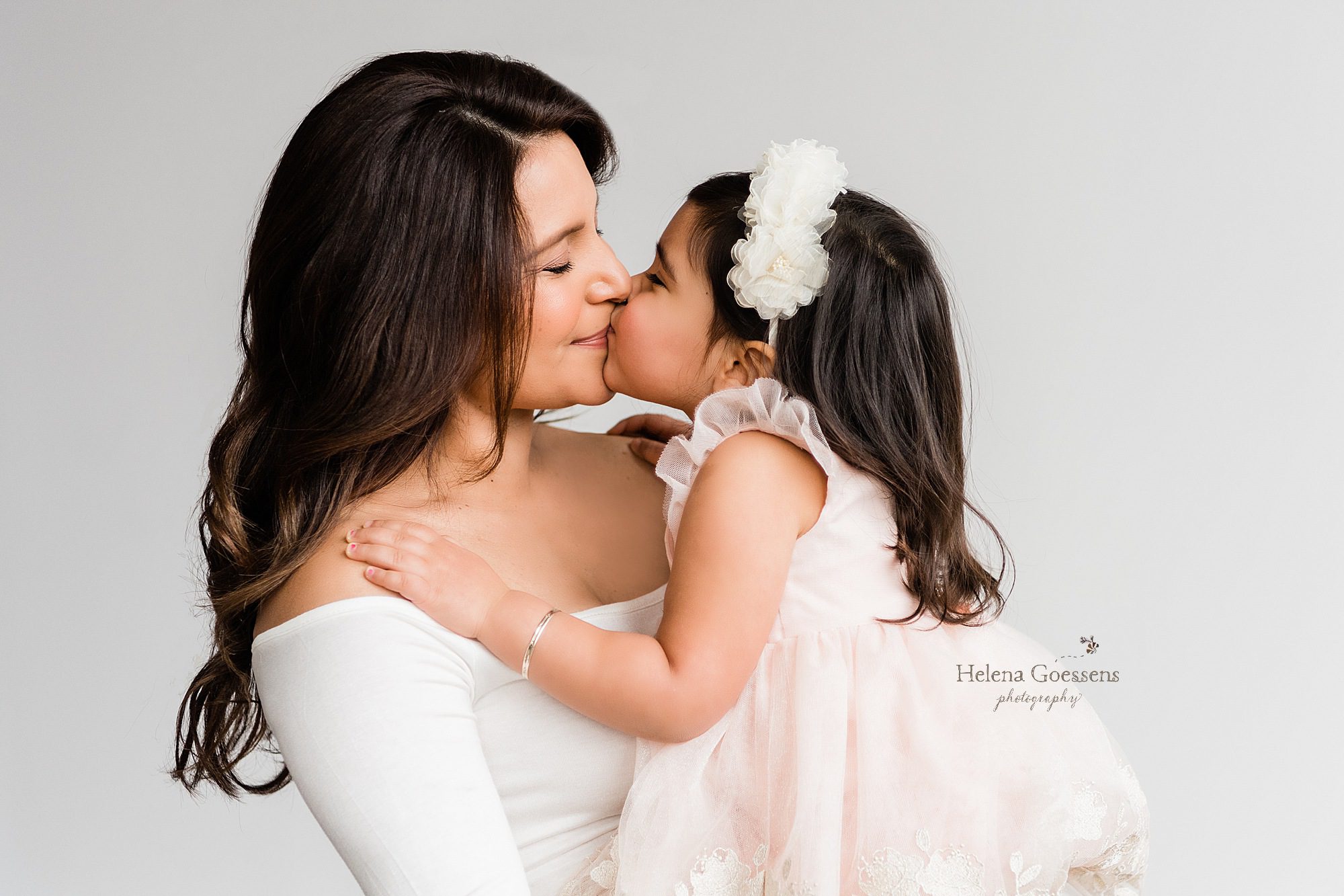 mom and daughter during maternity session with Helena Goessens Photography