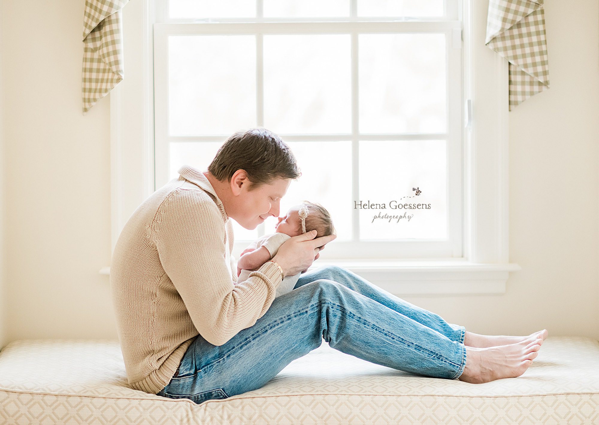 cozy winter lifestyle newborn session with Helena Goessens Photography