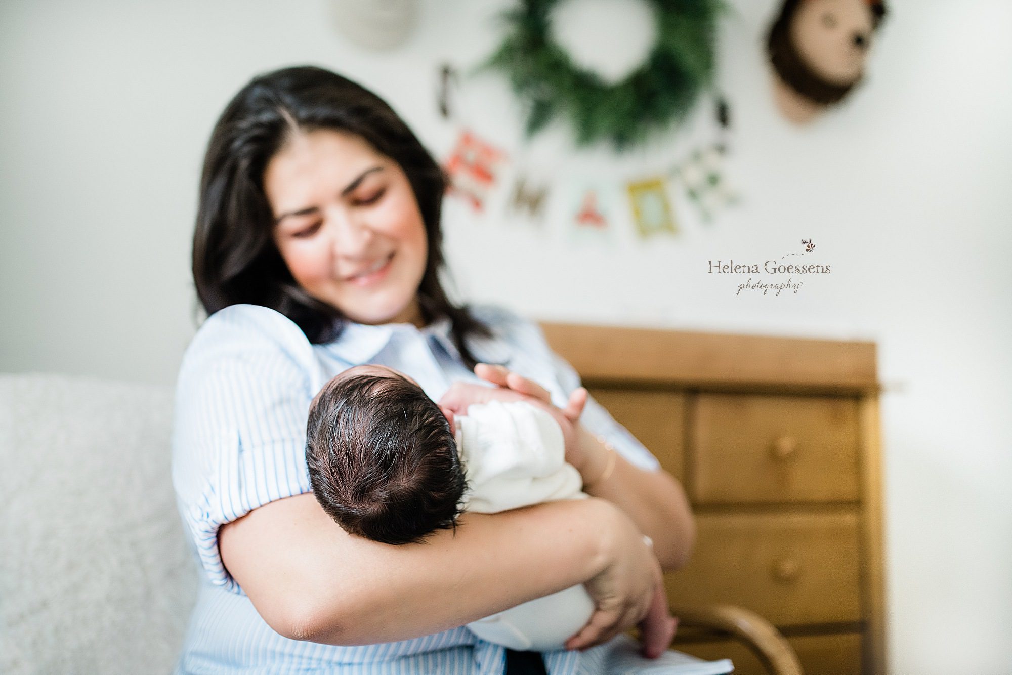 newborn photographer Helena Goessens Photography captures mother and baby during lifestyle newborn session