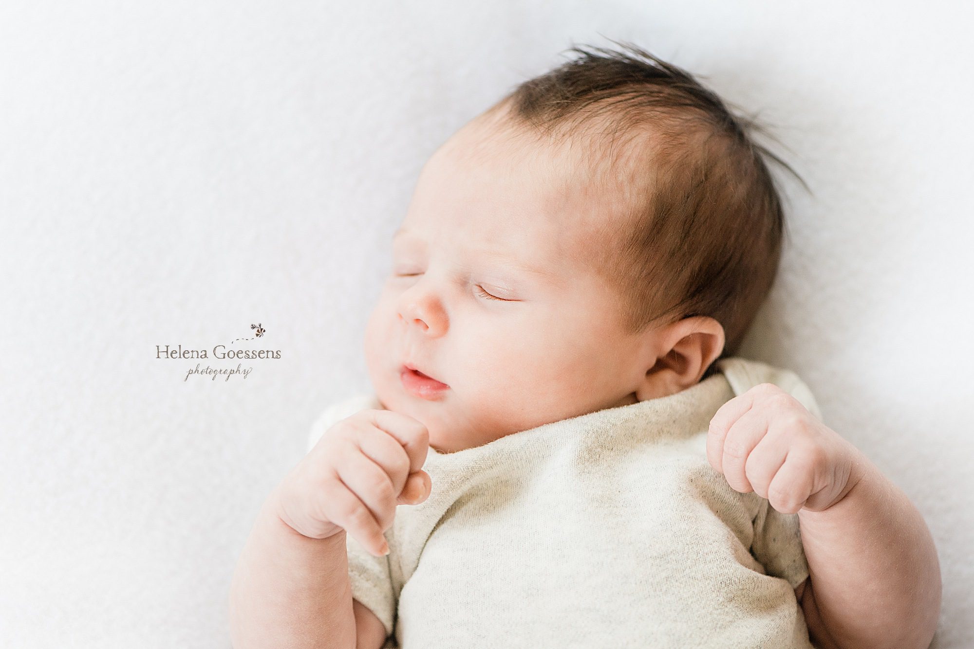baby sleeps during lifestyle session with Helena Goessens Photography