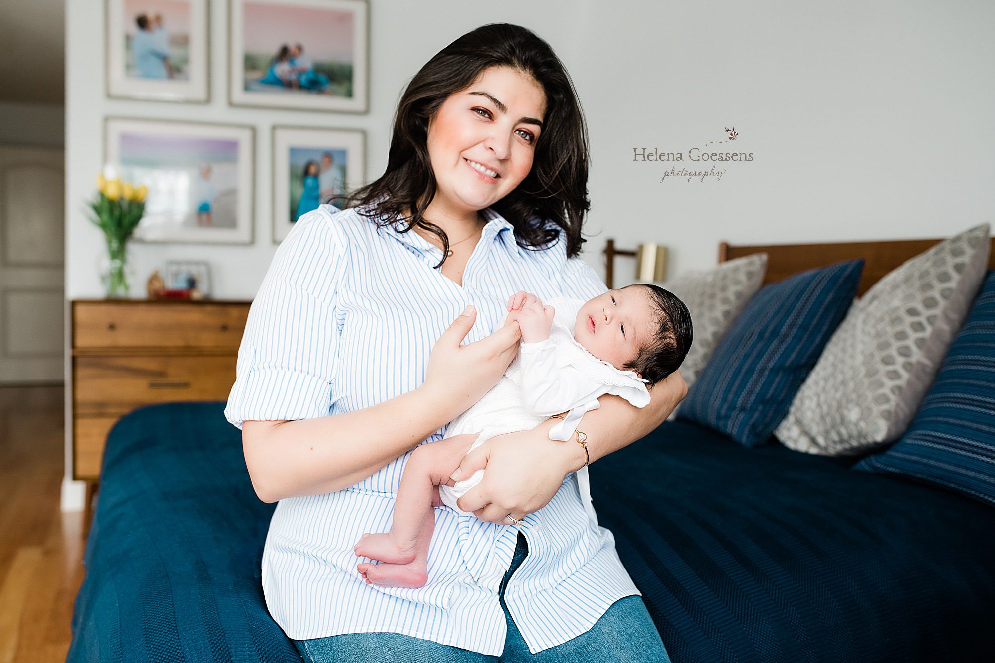 new mother photographed by newborn photographer Helena Goessens Photography