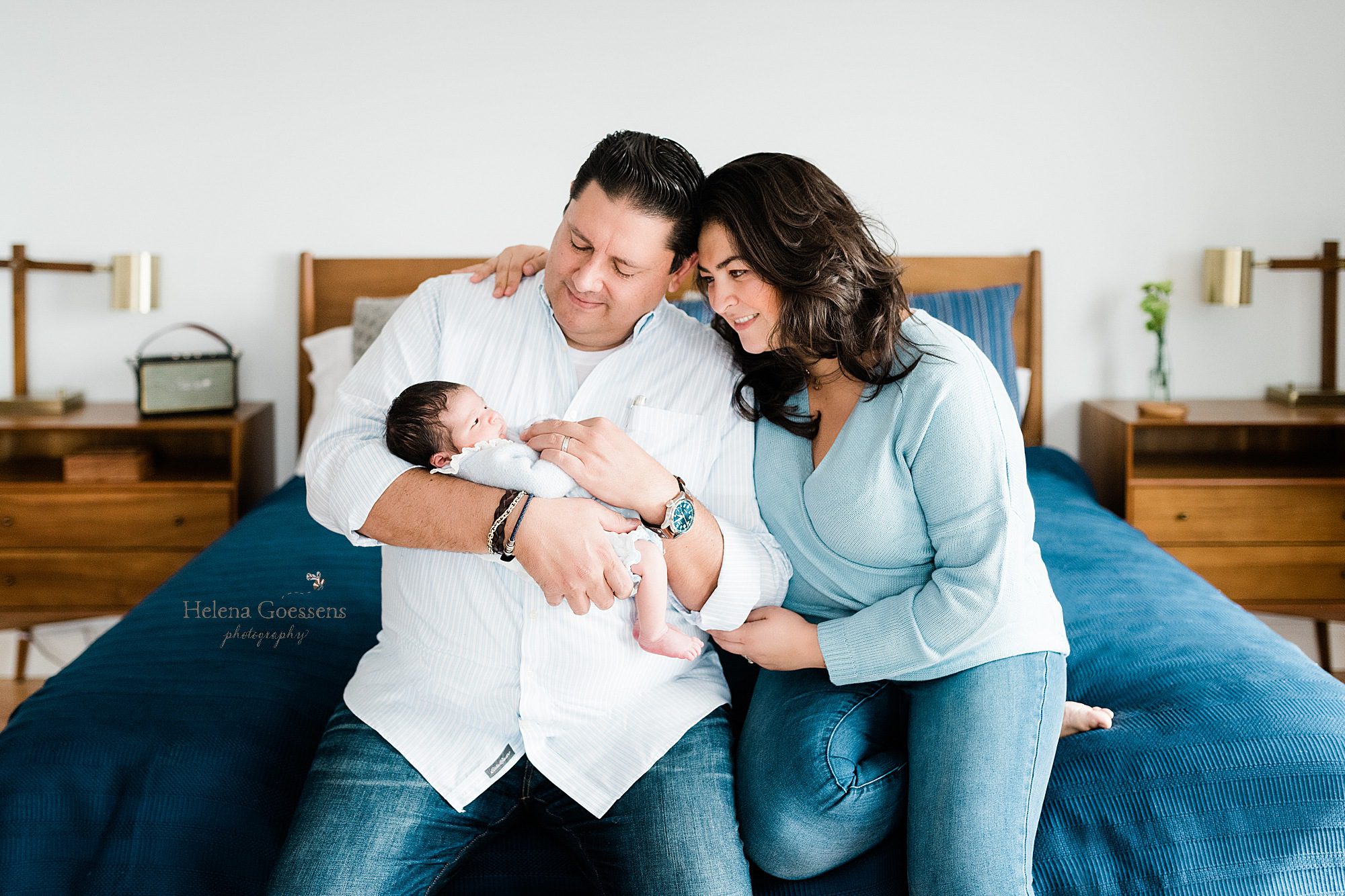 newborn photographer Helena Goessens Photography captures in home lifestyle session 