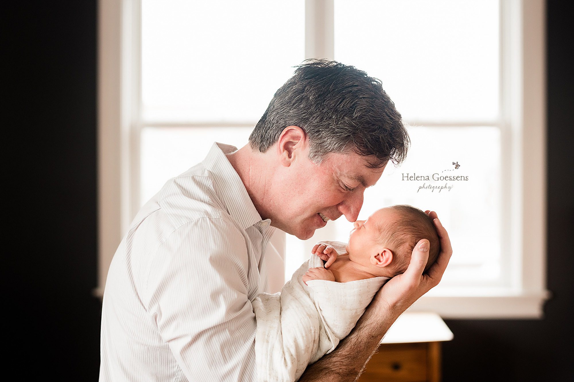Helena Goessens Photography captures new dad and son during lifestyle newborn session