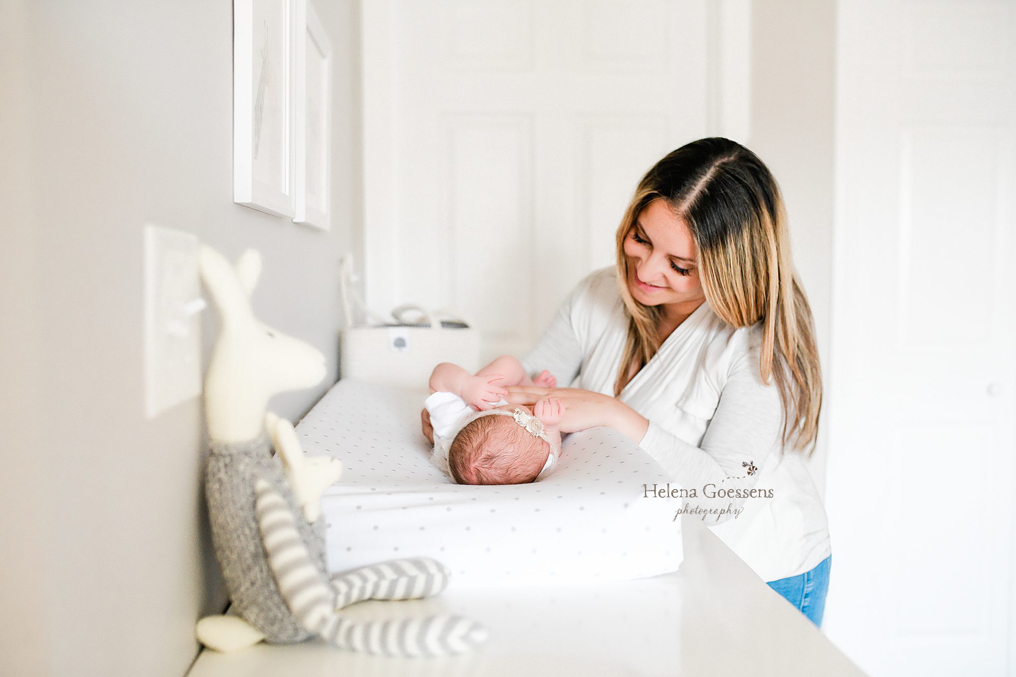 Helena Goessens Photography photographs mom and baby during lifestyle session