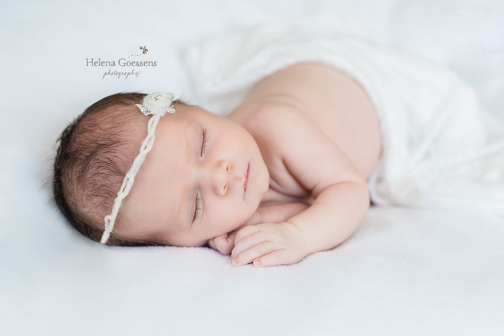 baby girl sleeps during newborn portraits with Helena Goessens Photography