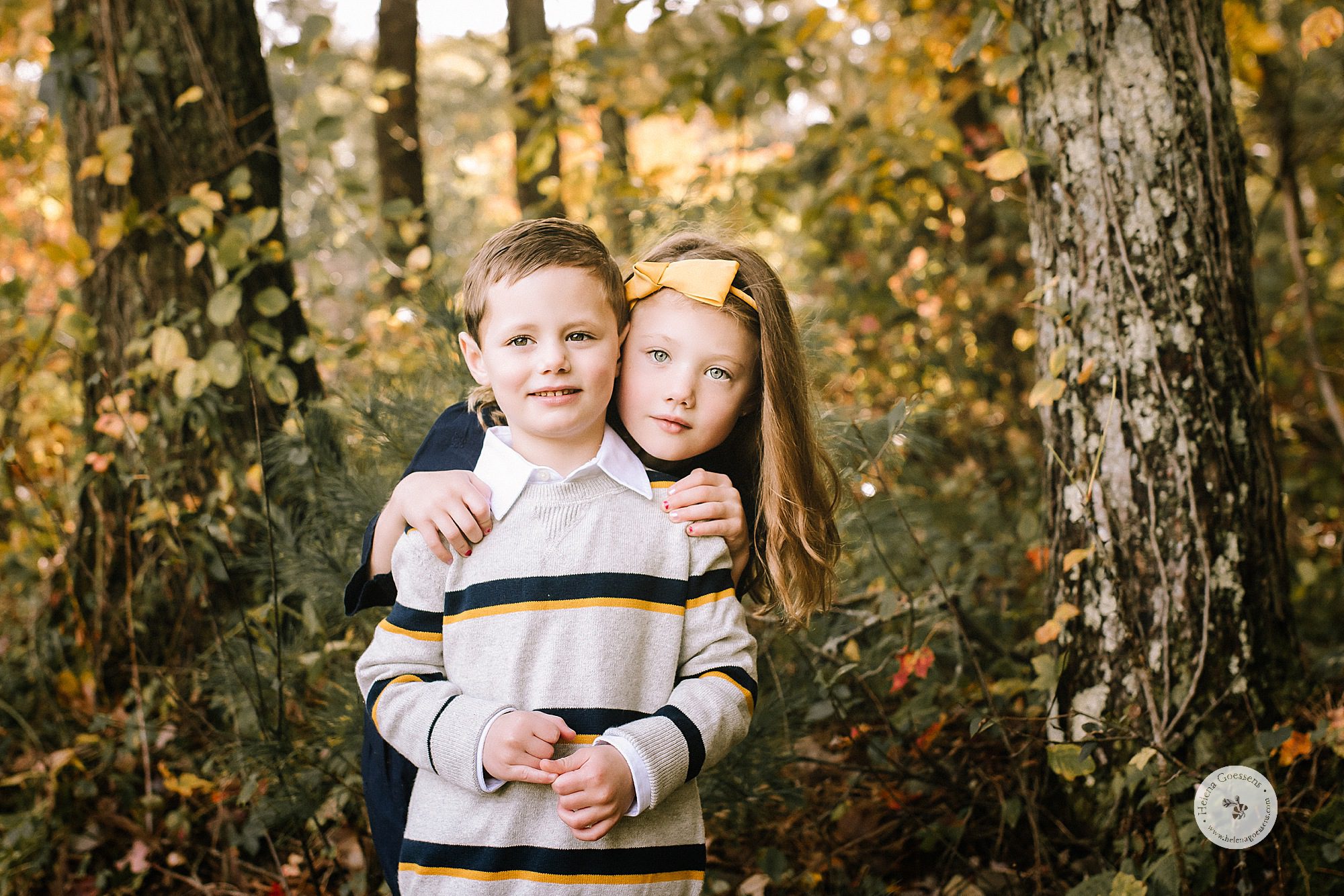 siblings pose during family portraits with Helena Goessens Photography