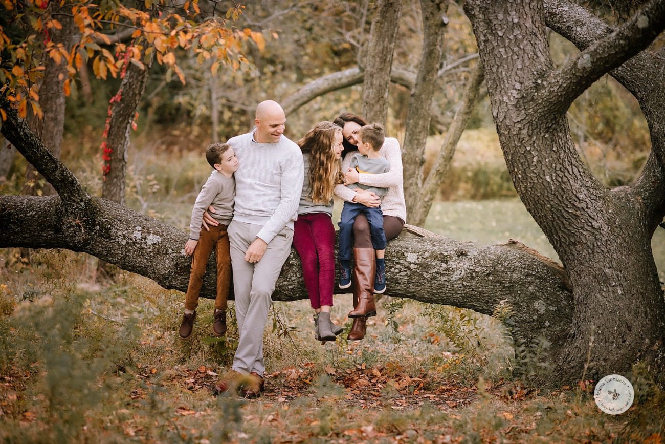 family photographer Helena Goessens Photography captures fall family photos 