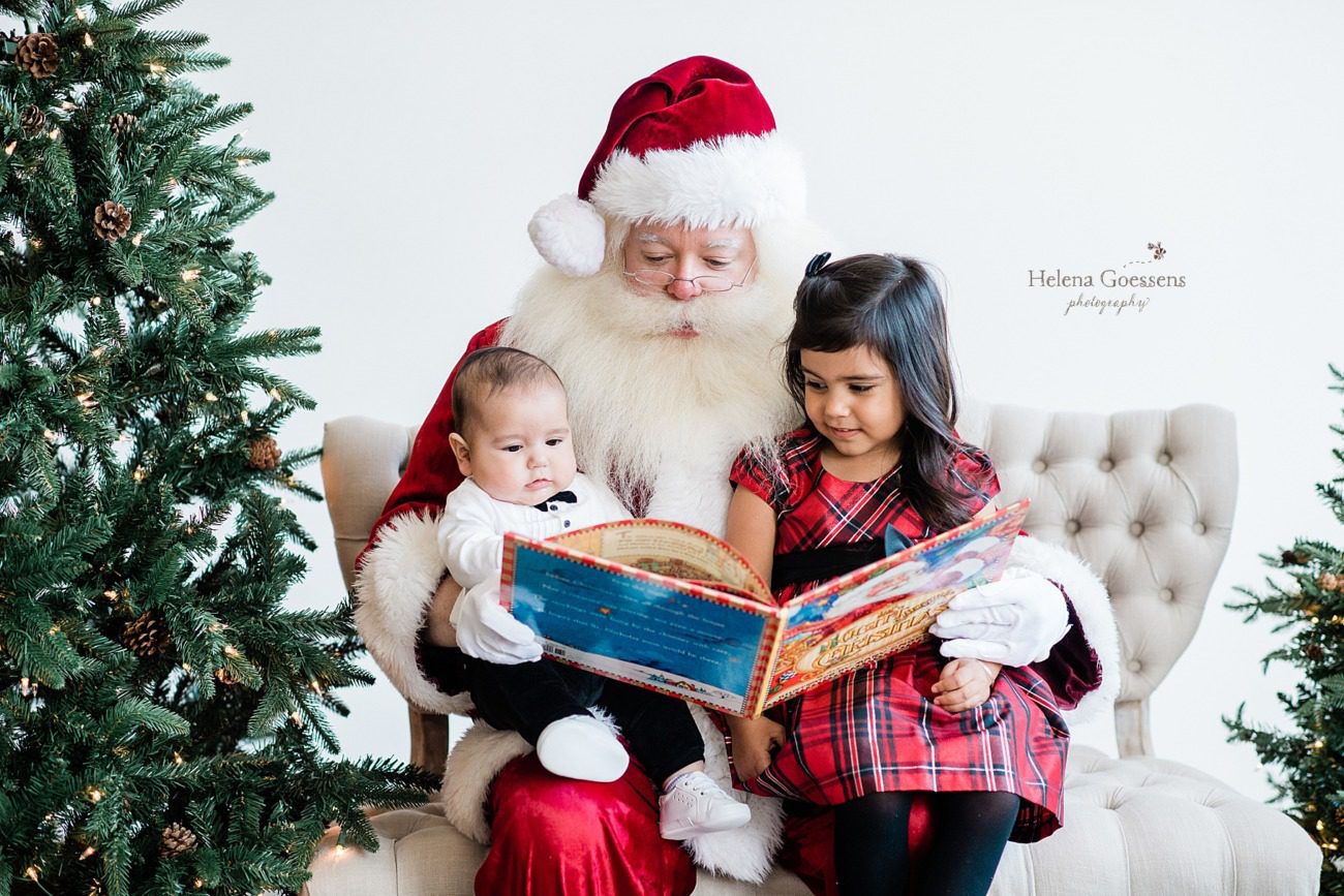 Helena Goessens Photography photographs Santa reading to children