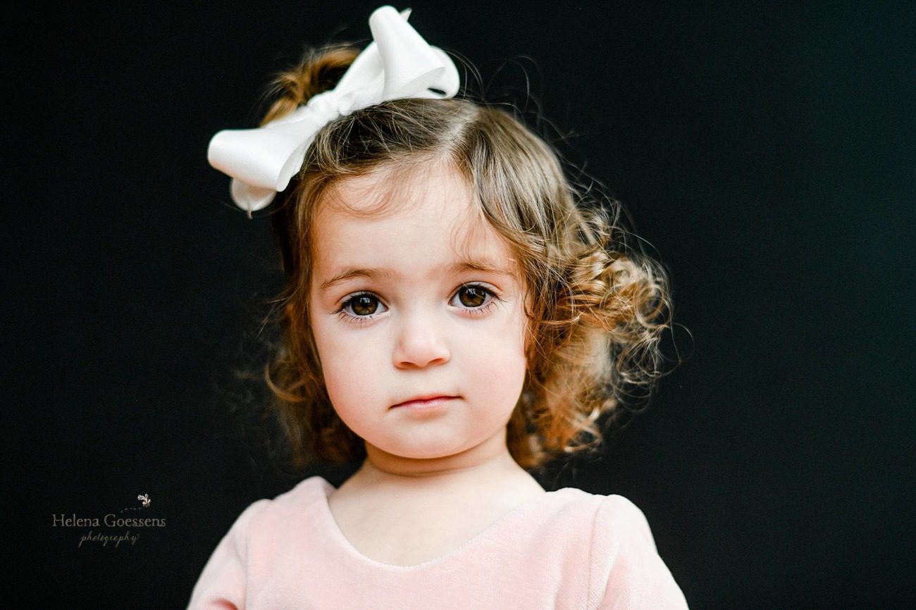 preschool portraits with classic black backdrop by Helena Goessens Photography