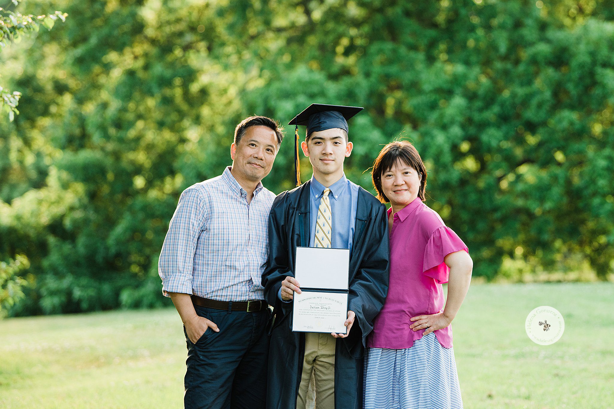 senior portrait of graduate with parents in Larz Anderson Park by Helena Goessens Photography