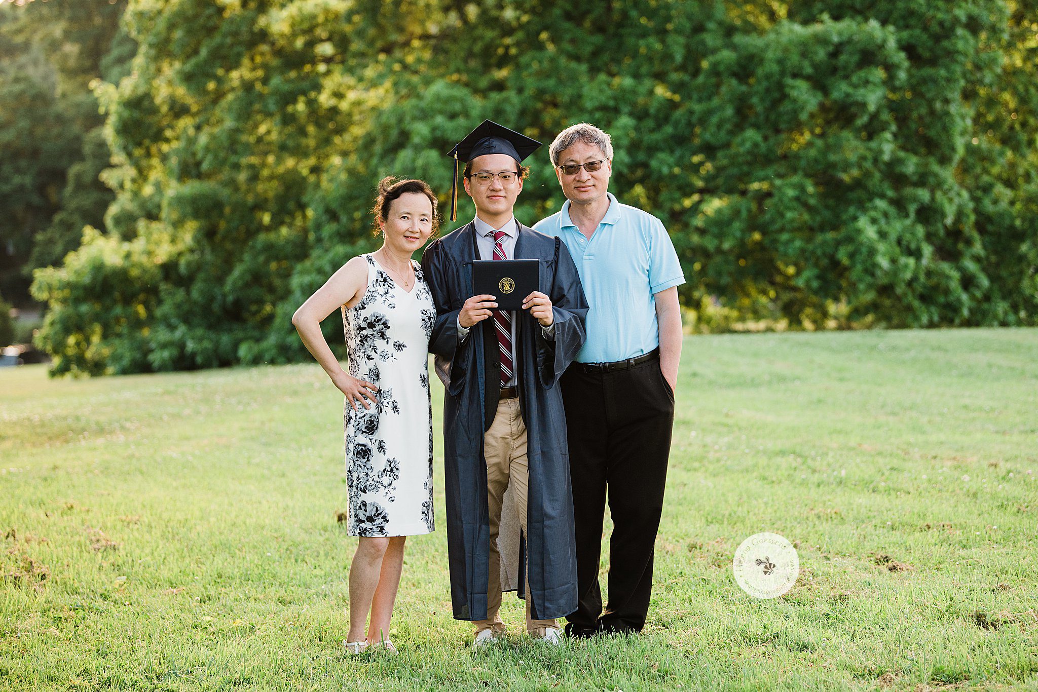 senior portrait of graduate with parents in Larz Anderson Park by Helena Goessens Photography