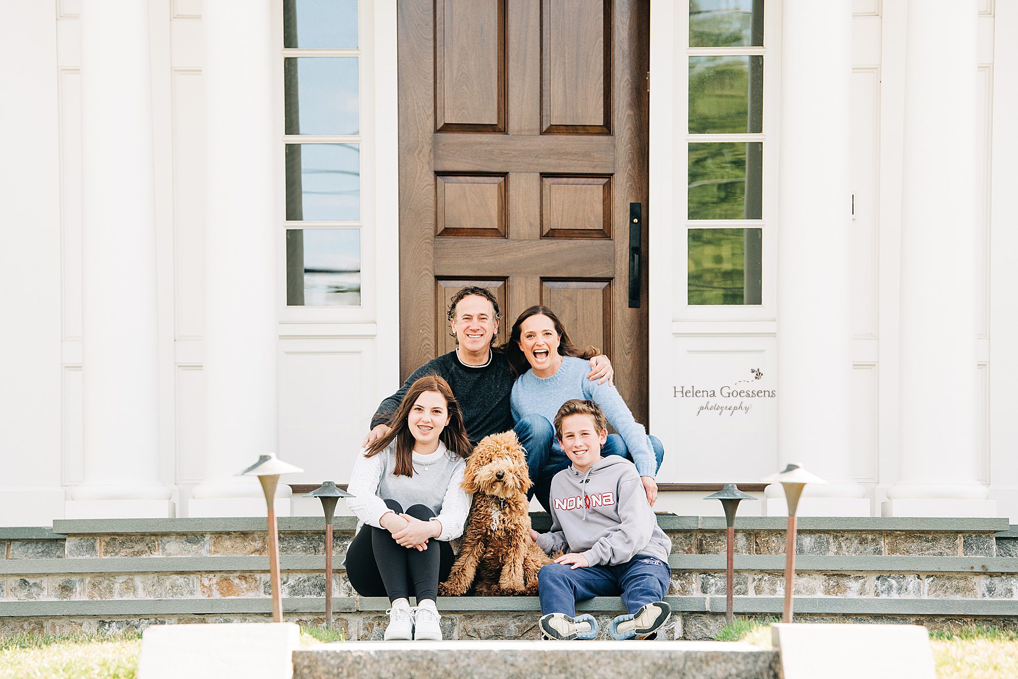 family with dog pose for Helena Goessens Photography