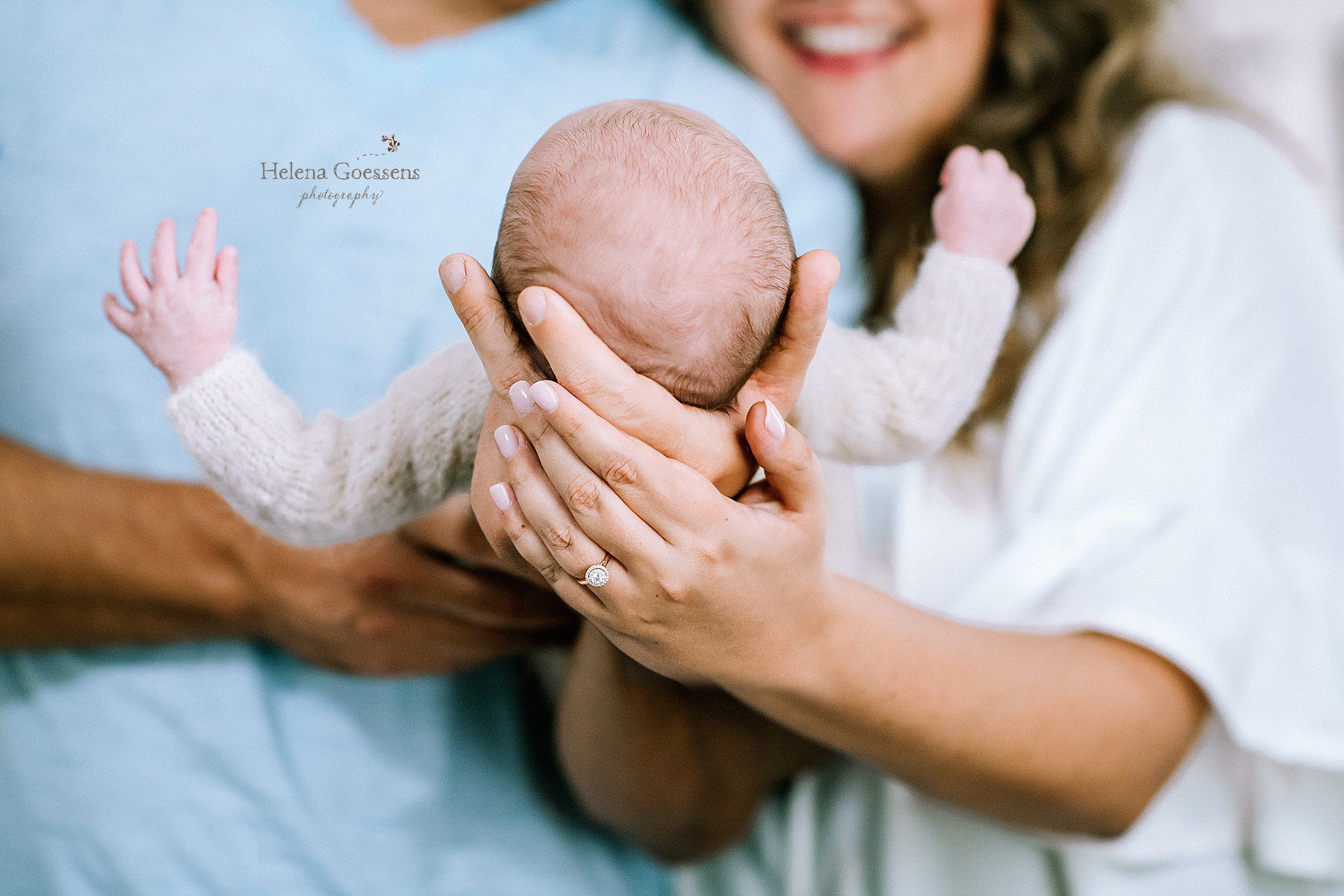 Helena Goessens Photography captures parents holding newborn baby head