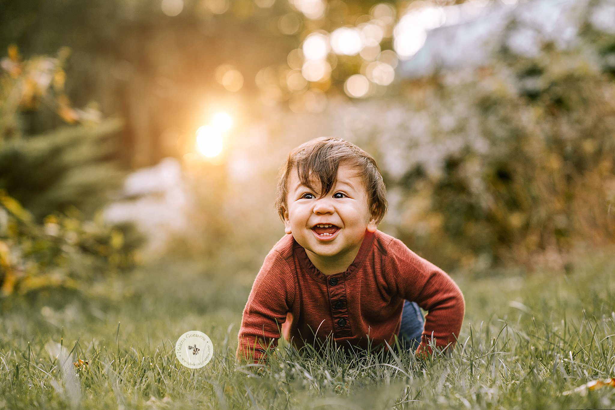 Helena Goessens Photography captures toddler playing in grass