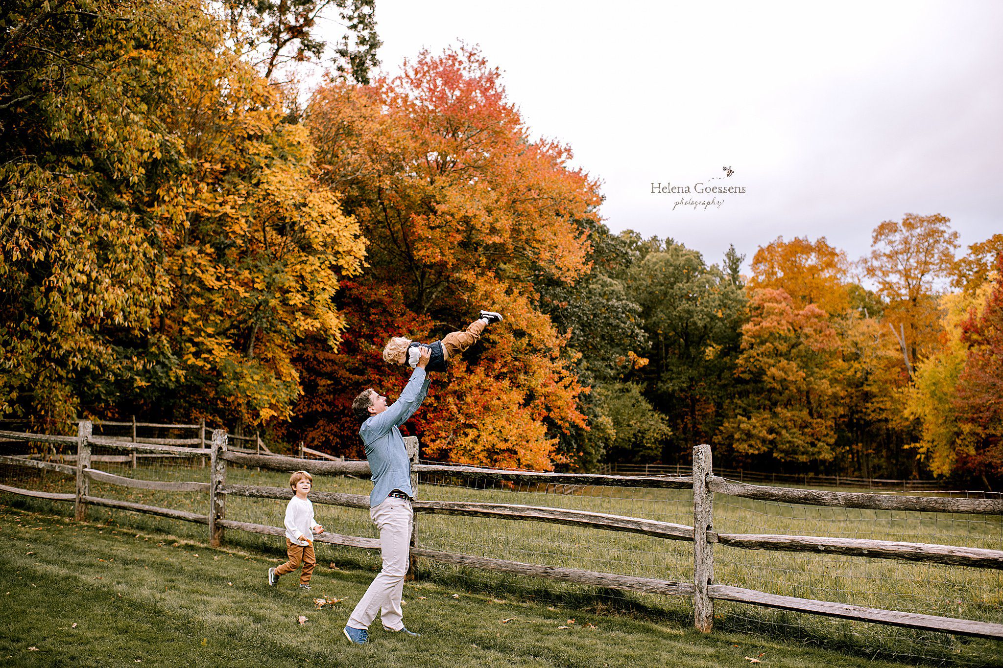 Helena Goessens Photography captures playful fall portraits at Bradley Estate