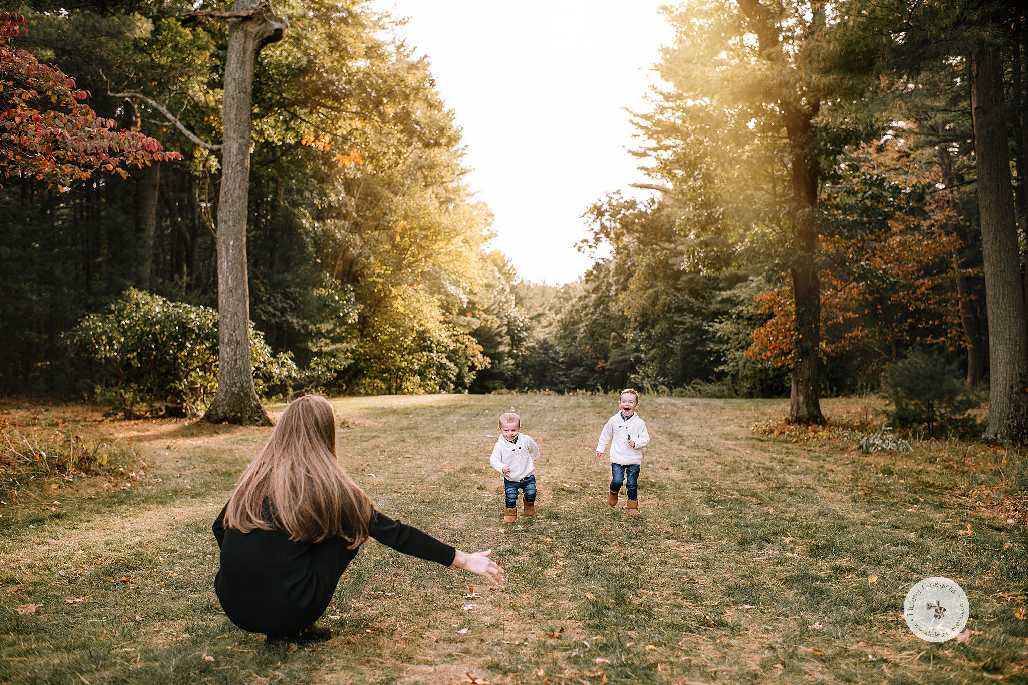 Helena Goessens Photography photographs mom and toddlers playing in field 