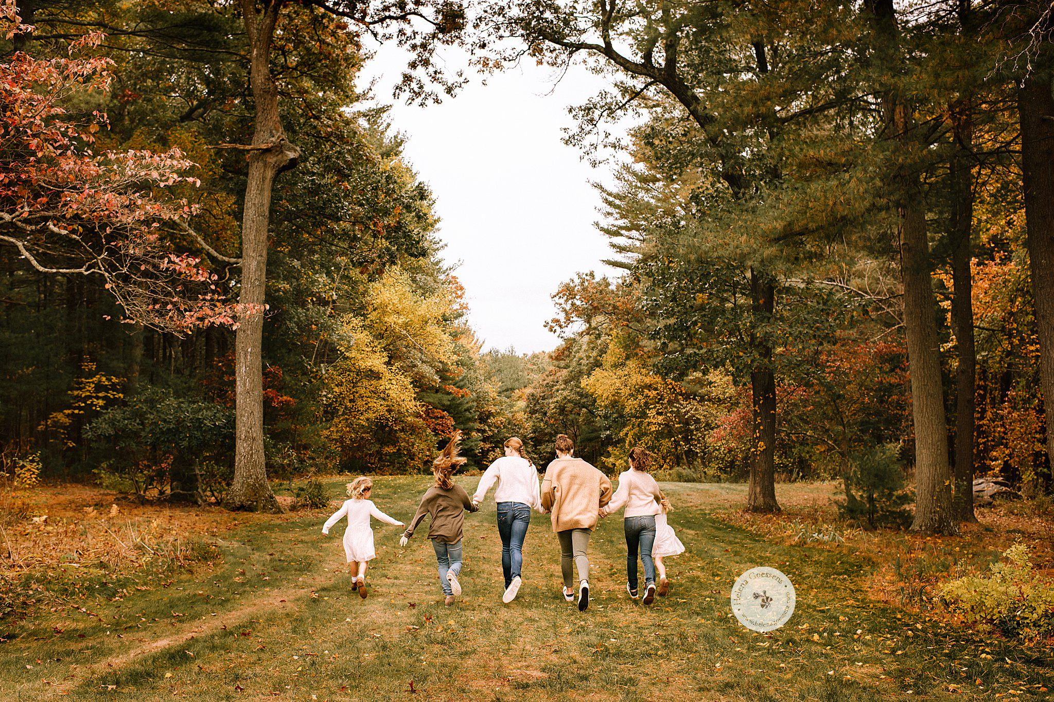sisters and cousins run through Bradley Estate photographed by Helena Goessens Photography