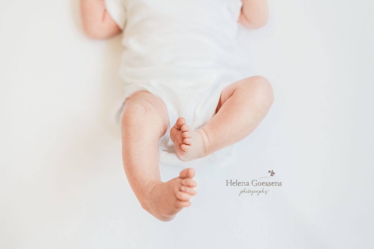 baby curls up feet during newborn photos at home with Helena Goessens Photography 