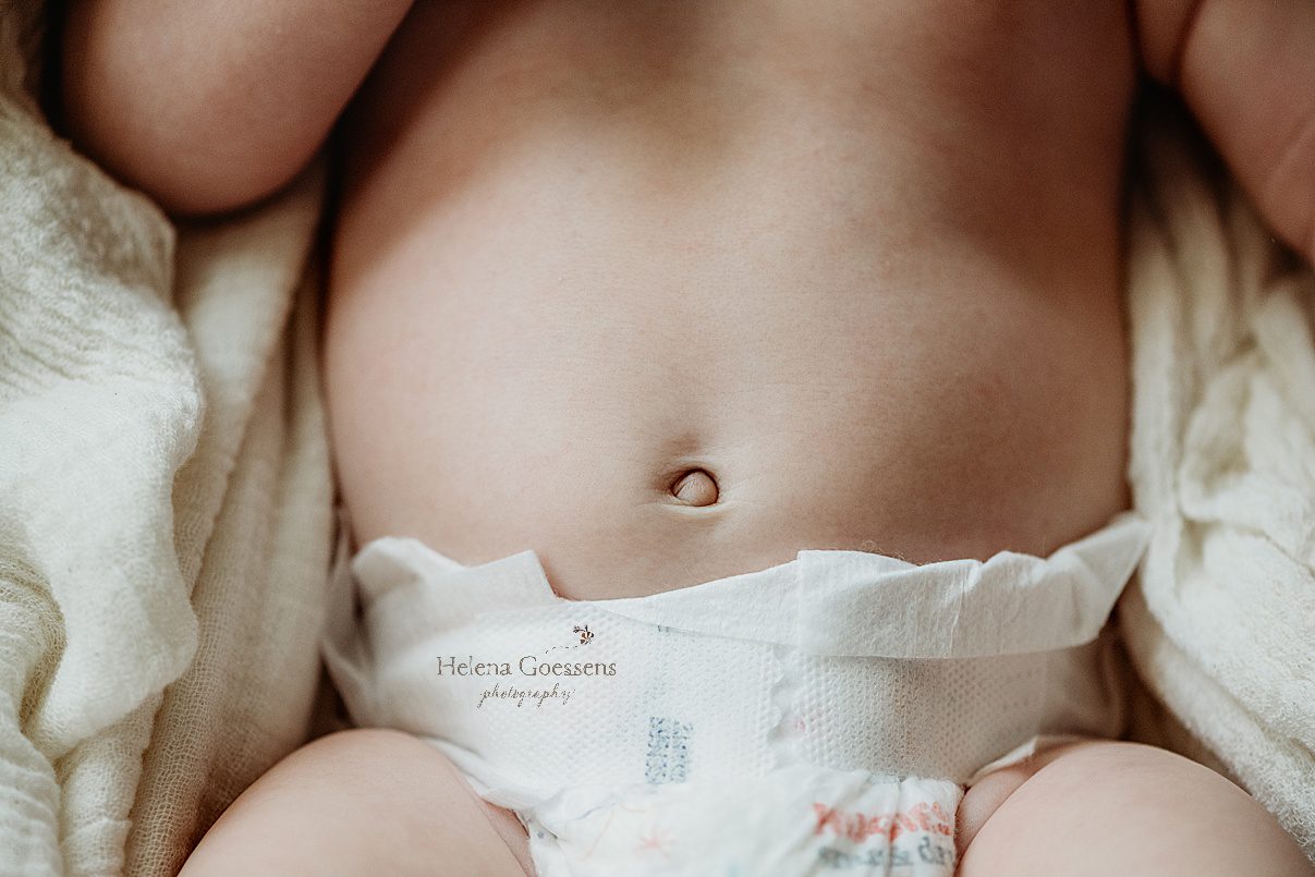 baby's belly button above edge of diaper 